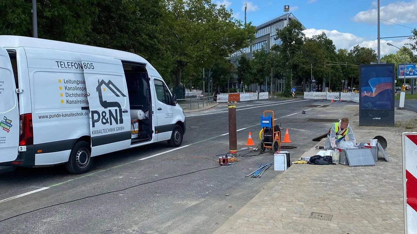 Baustelle des Partnerbetriebs P&N: Transporter, Packer und Liner-Zuschnitt an einem Straßenschacht